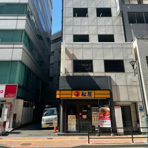 新宿西口店　夜間出入り口（20時〜翌8時）のビル入館方法について